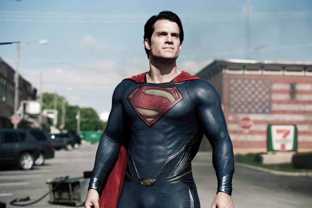 Superman em pé pronto para a batalha em cena de "O Homem de aço".