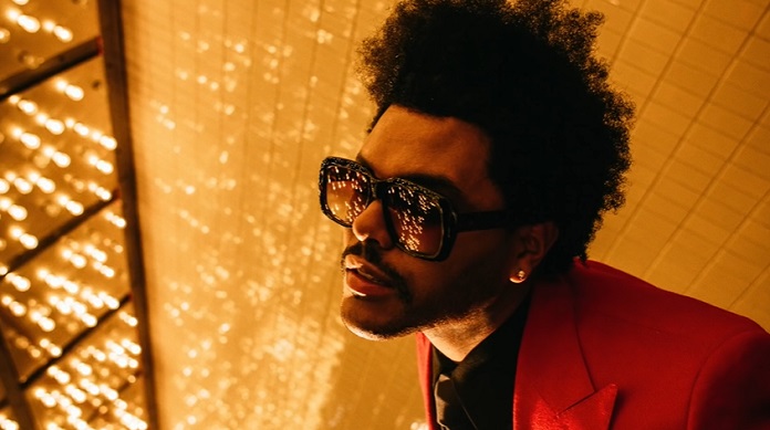 Cantor The Weeknd de óculos em um momento memorável de sua carreira