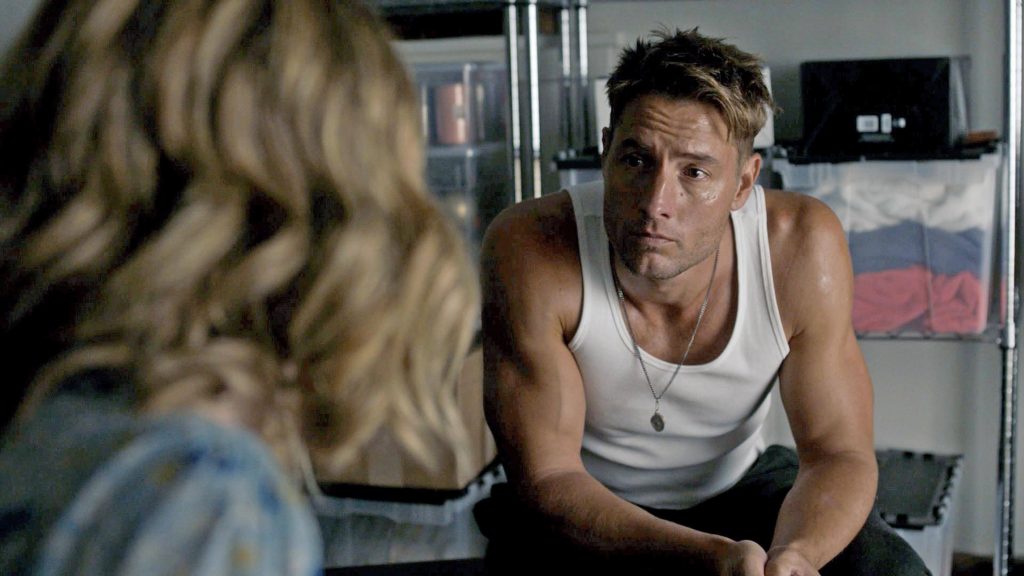 O personagem Kevin, vivido por Justin Hartley com o cenho franzido em uma conversa tensa com Madison (Caitlin Thompson) em cena de This is Us. Otageek