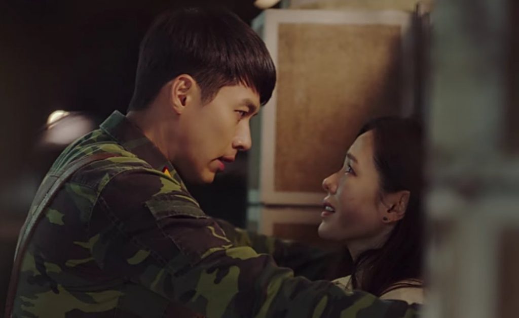 Seri e Ri Jeong - Hyuk se encontram no vilarejo militar no dorama Pousando no Amor