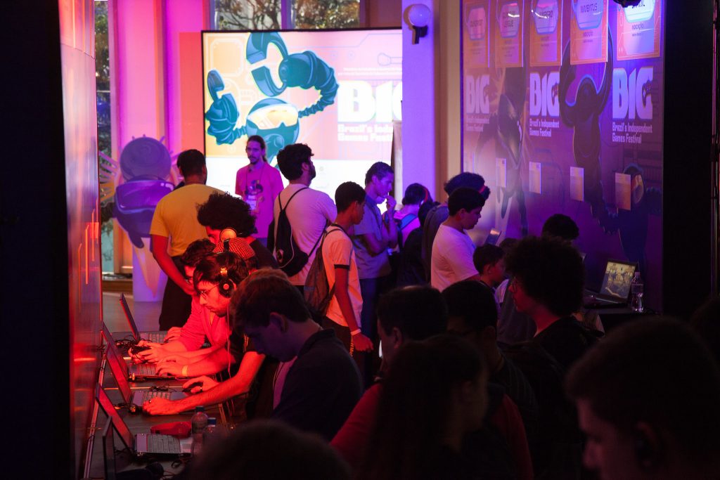 Pessoas reunidas em uma sala do BIG Festival 