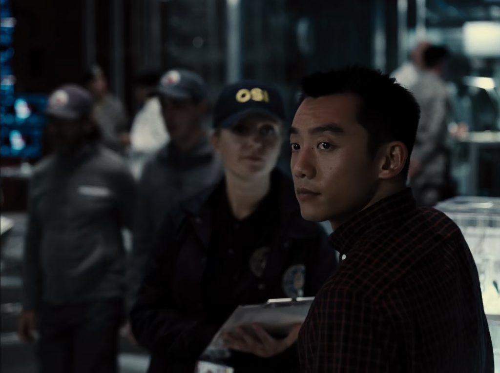 Ryan Choi, o personagem que encarna o Eléktron, aparece no laboratório em Liga da Justiça.