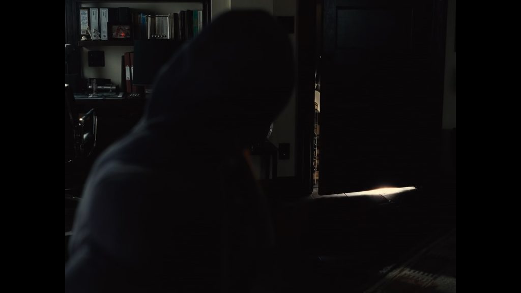 Ciborgue, em sua casa, observa sua Caixa Materna reagir à onda de choque deixada por Apocalypse em Liga da Justiça.