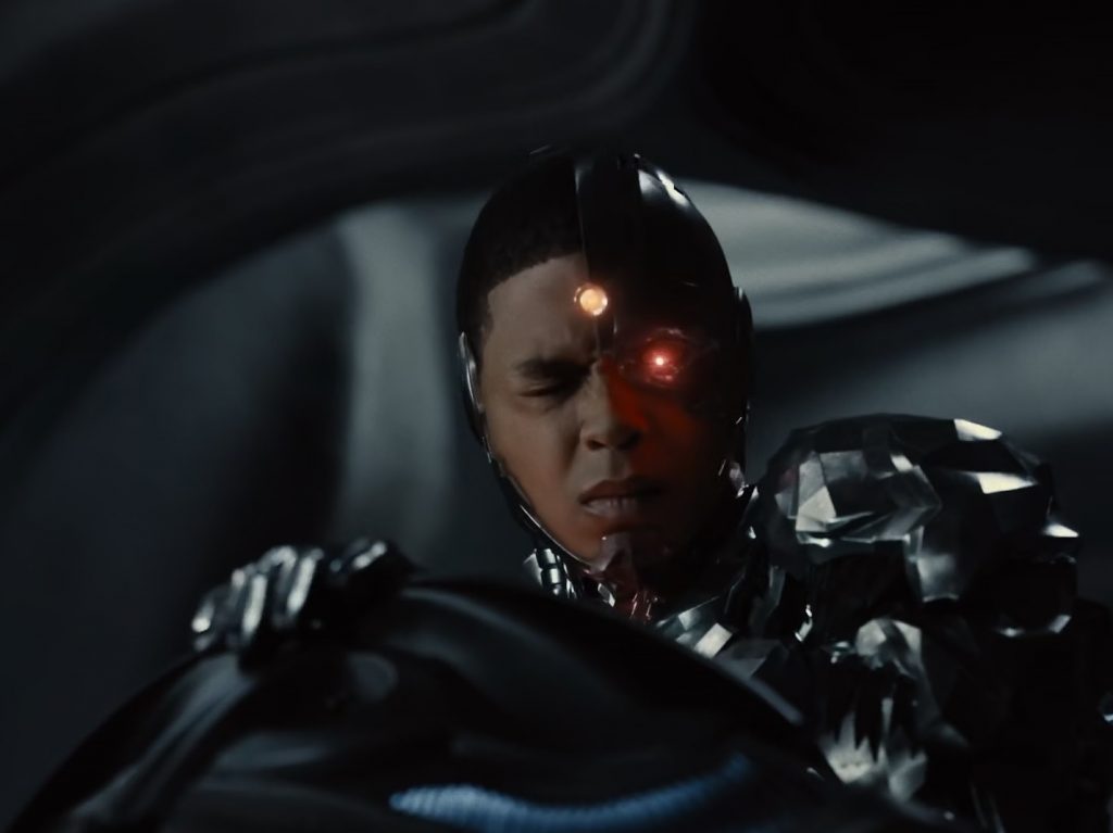 Ciborgue conectado à nave kryptoniana.
