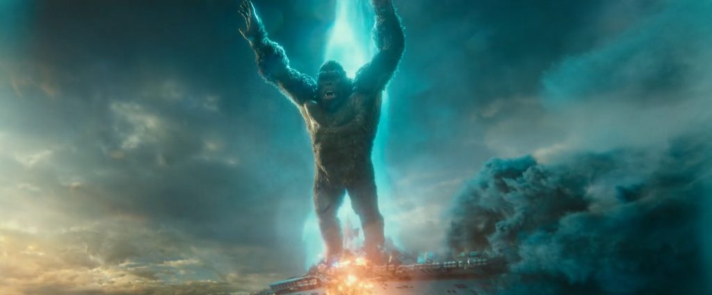 Kong salta de um navio para fugir do raio de Godzilla em godzilla vs kong.