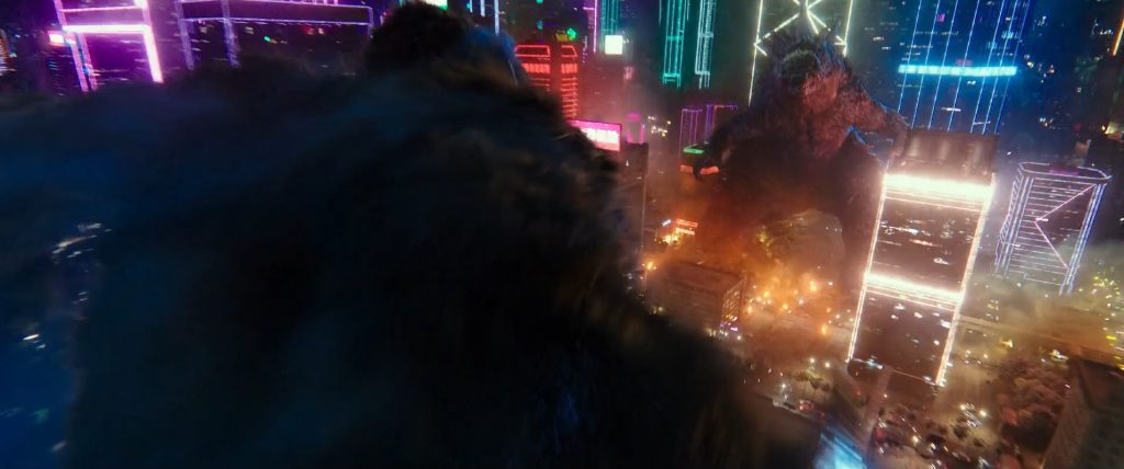 Kong parte pra cima de Godzilla em meio aos prédios em godzilla vs kong.