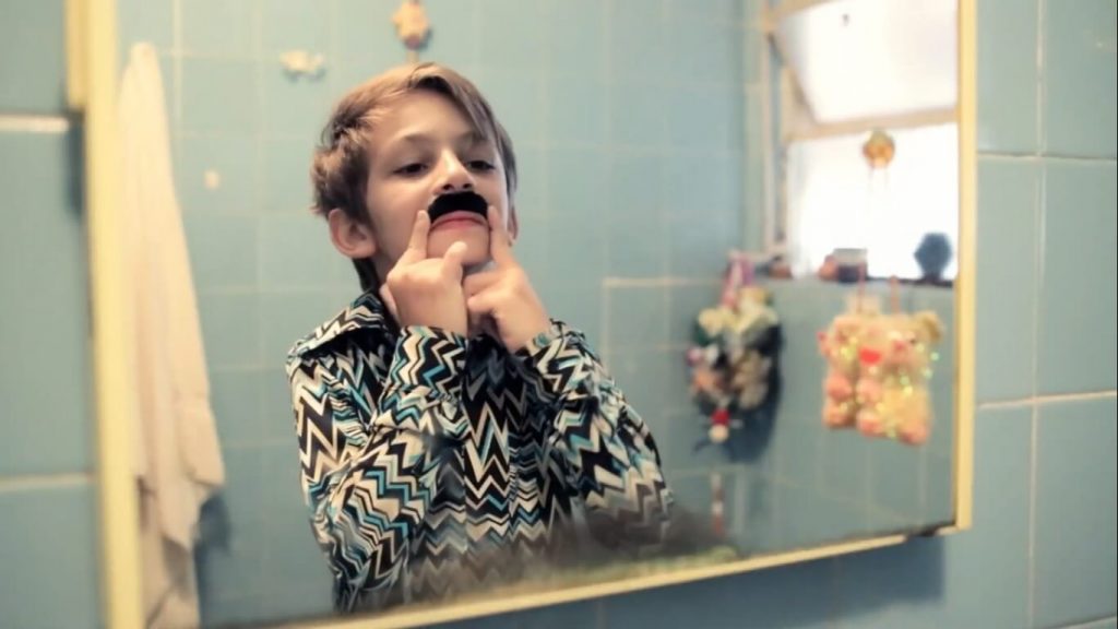 Curta Antonia do Curtaflix mostrando um menininho colocando um bigode falso