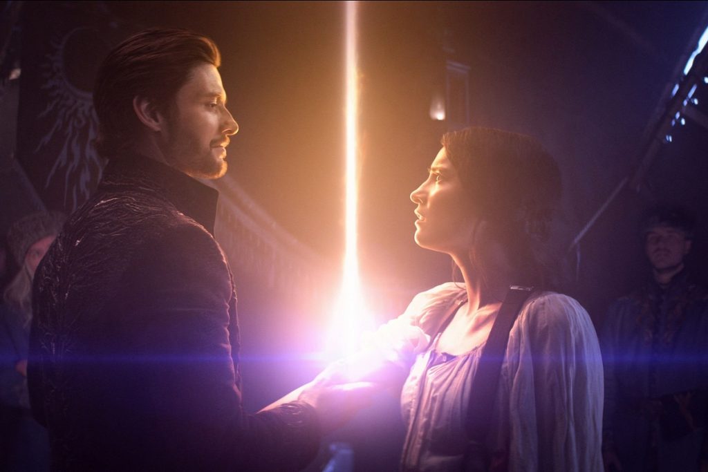 General kirigan (Ben Barnes) e Alina Starkov (Jessie Mei Li) em sombra e ossos