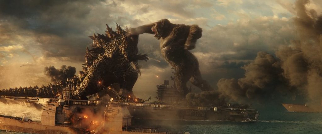 Kong desfere um soco na cara de Godzilla em cima de um navio em godzilla vs kong.