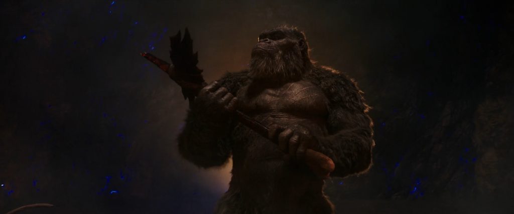 Kong observa, regozijado, seu machado em godzilla vs kong.