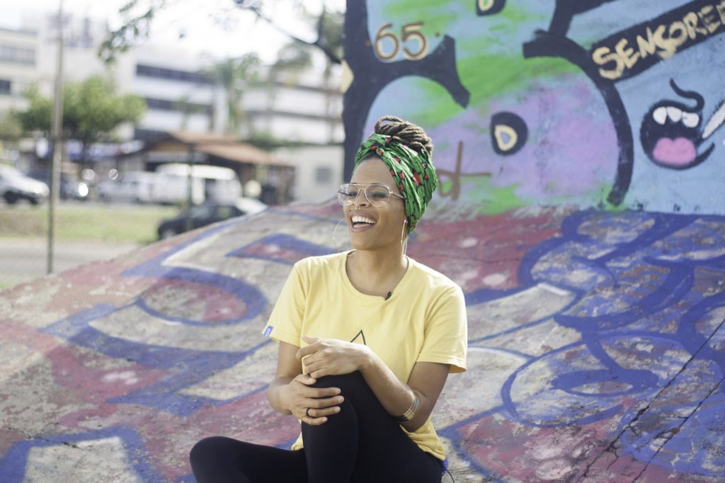 Mulher negra sentada sorrindo