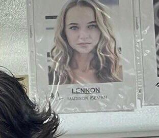 Banner colado na parede com a foto da atriz Madison Iseman, e escrito em baixo da foto dela: LENNON, e em baixo, escrito MADISON ISEMAN.