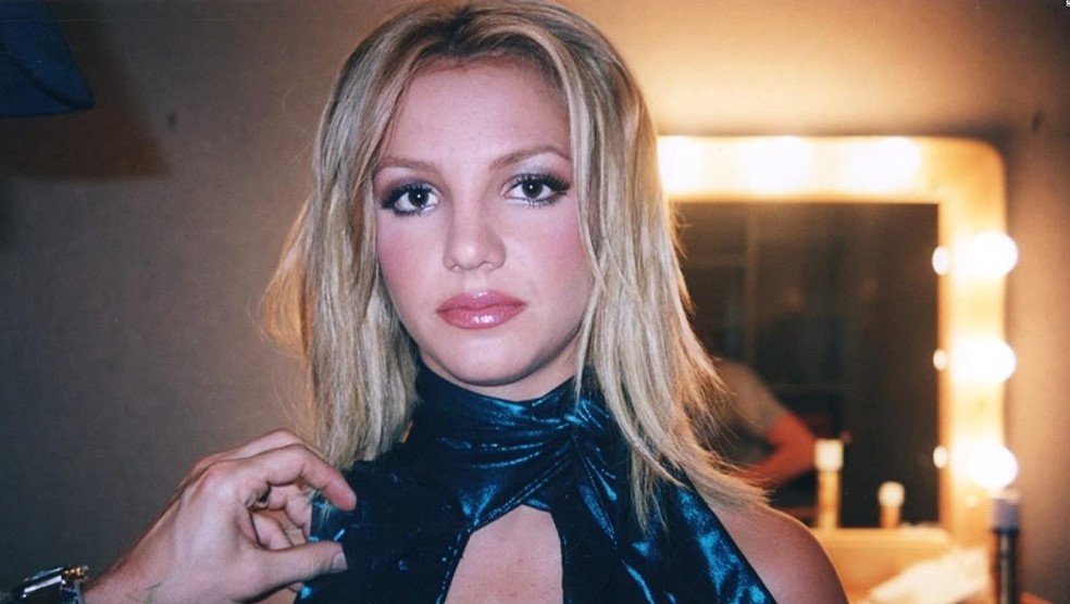 A cantora Britney Spears bem novinha, no início de sua carreira no documentário framing britney spears. Otageek