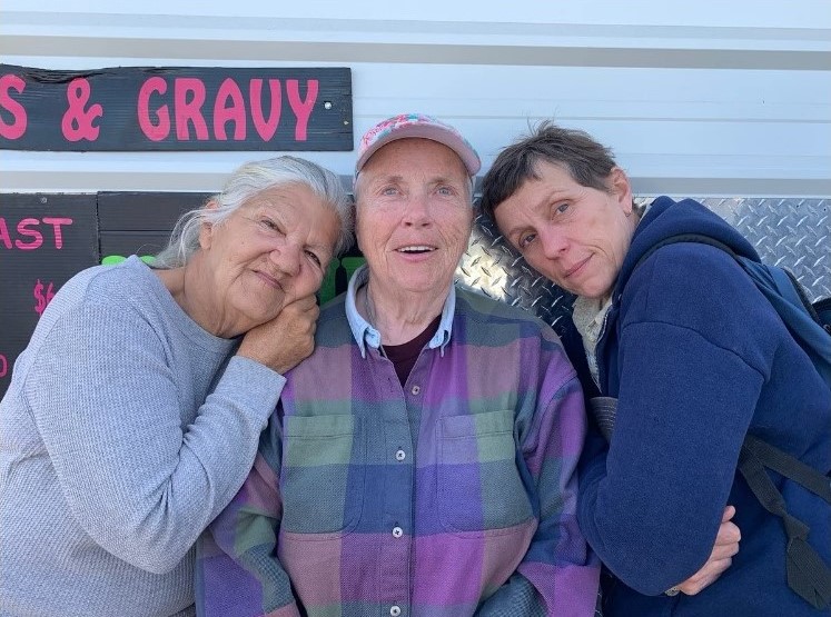 Linda May, Charlene Swankie e Francis Mcdormand nas gravações de Nomadland. Otageek