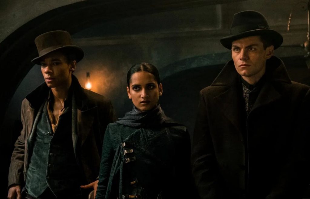 O trio de mercenários Jasper Fahey (Kit Young), Inej Ghafa (Amita Suman) e Kaz Brekker (Freddy Carter) em sombra e ossos