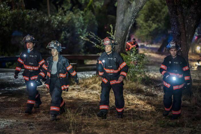 A imagem mostra os bombeiros em ação.