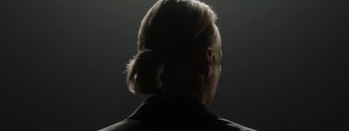 Personagem Terry Silver de Karate Kid 3 de costas no novo teaser da Netflix para a quarta temporada de Cobra Kai.