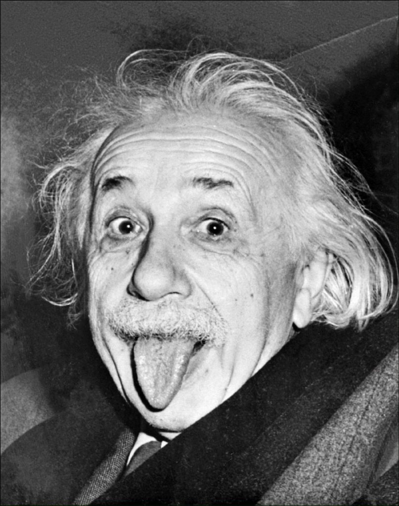 Foto de Albert Einstein mostrando a língua - Resenha Aqui quem fala é Albert Einstein - OtaGeek