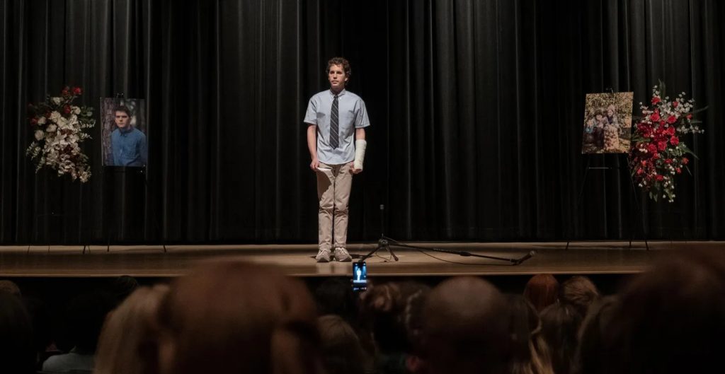 Evan Hansen (Ben Platt) no palco do memorial para o Connor Otageek