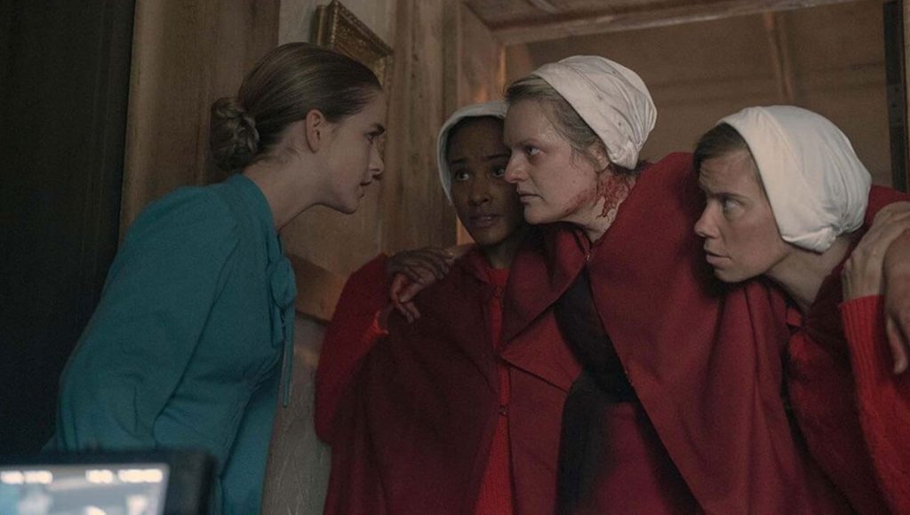 McKenna Grace como Esther Keyes na quarta temporada The Handmaids Tale.