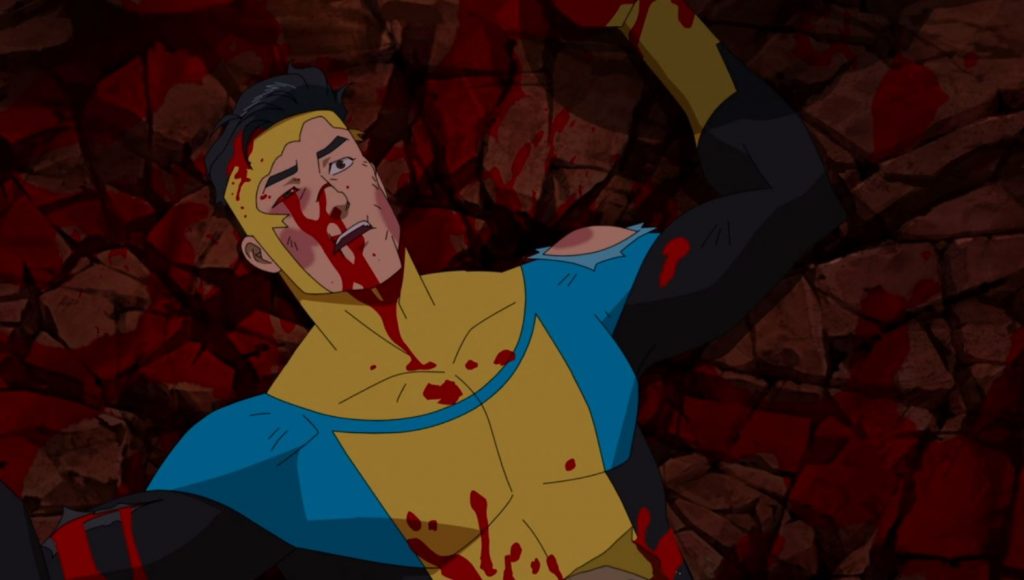 Protagonista sangrando e com a roupa rasgada após luta