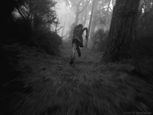 Mães indo para escola... garota enfrentando uma floresta e correndo