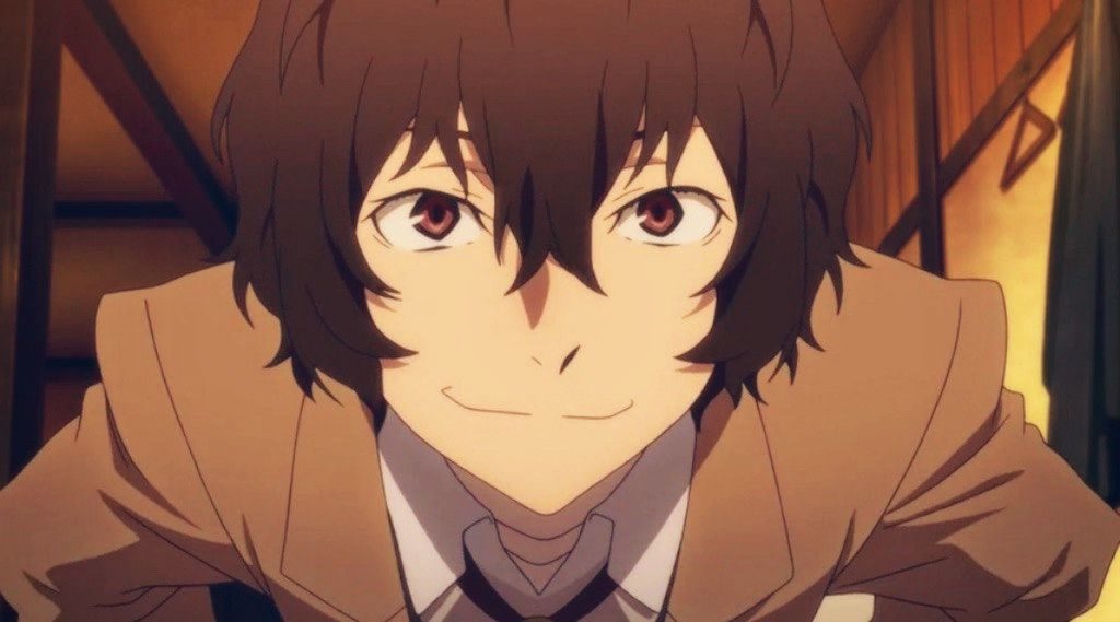 Osamu Dazai do anime Bungou Stray Dogs inclinado para frente, e olhando bem de perto.