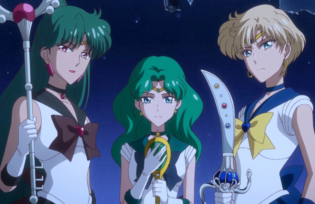 Personagens Sailor Pluto, Sailor Neptune e Sailor Uranus segurando seus talismãs 