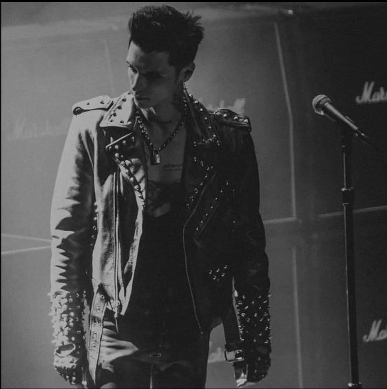 Andy Biersack como Johnny Faust em Paradise City. Otageek