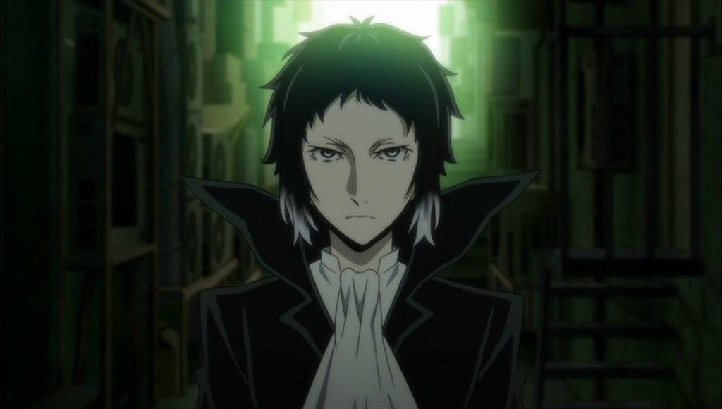 Ryunosuke Akutagawa com uma capa preta em um beco escuro.