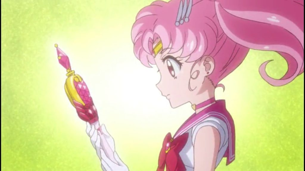 Personagem Sailor Chibi Moon segurando seu Pink Moon Stick