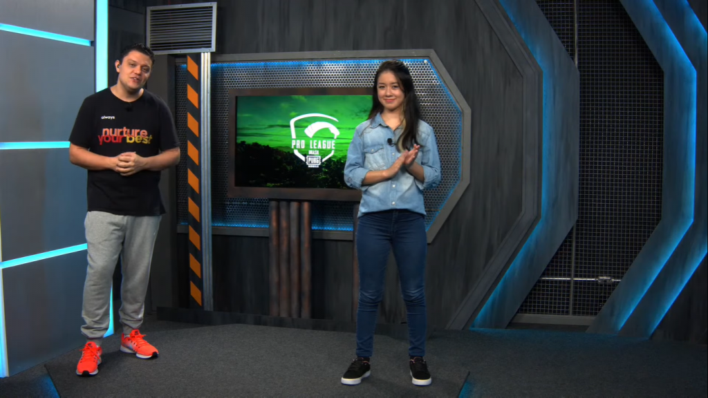 Apresentador caster Toboco e a comentadora Khaya apresentando o PUBG MOBILE Pro League Brasil 2021 em um programa de televisão. 