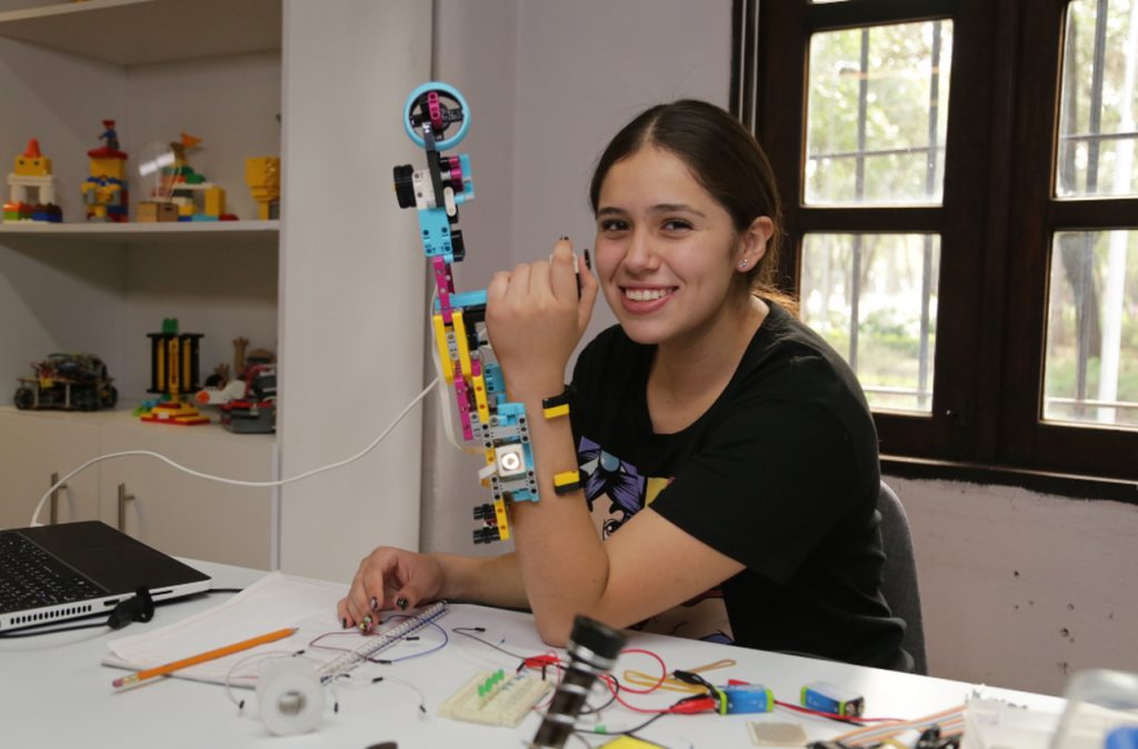Arantza Méndez Rodríguez, campeã e líder em robótica, parte da campanha Disney Princesa “É Hora de Celebrar - Coragem e Gentileza”.