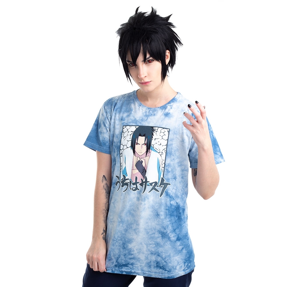 Modelo com camiseta do sasuke da piticas