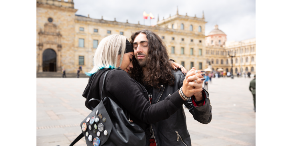 Carly (Mateo Arias) e Mafe (Kali Uchis) dançando Otageek