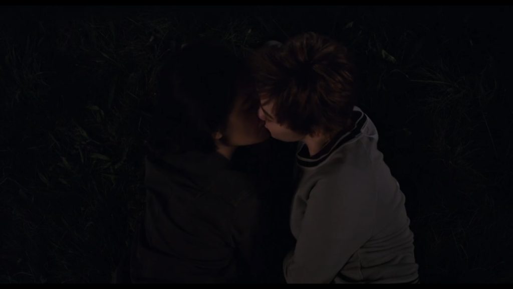 Danielle Moonstar (Miragem) e Rahne Sinclair (Lupina) dão seu primeiro beijo em cena do filme. lgbt