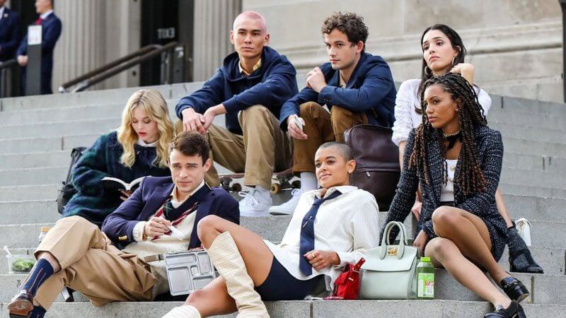 Foto com o elenco de Gossip Girl (reboot) nas escadarias do MET Otageek