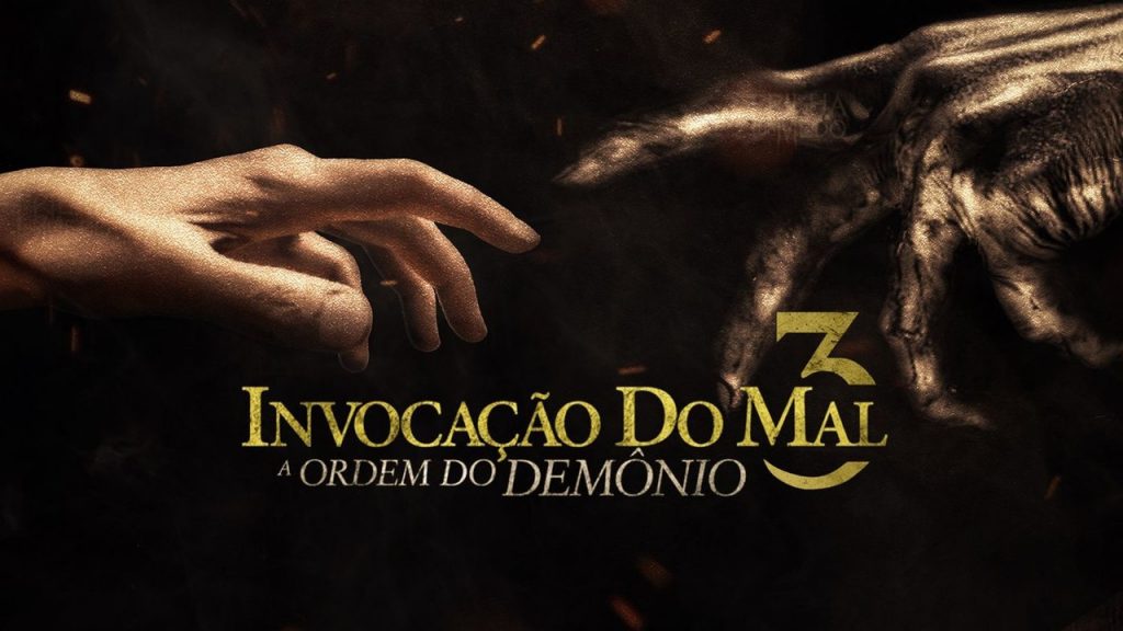 Capa promocional do filme Invocação do Mal 3. duas mãos quase se tocando, uma humana e a outra não