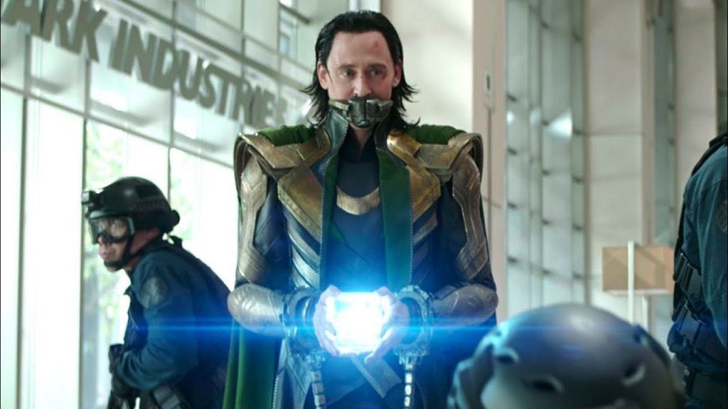 Loki escapa com o cubo Tesseract da Torre dos Vingadores em Vingadores Ultimato - Otageek