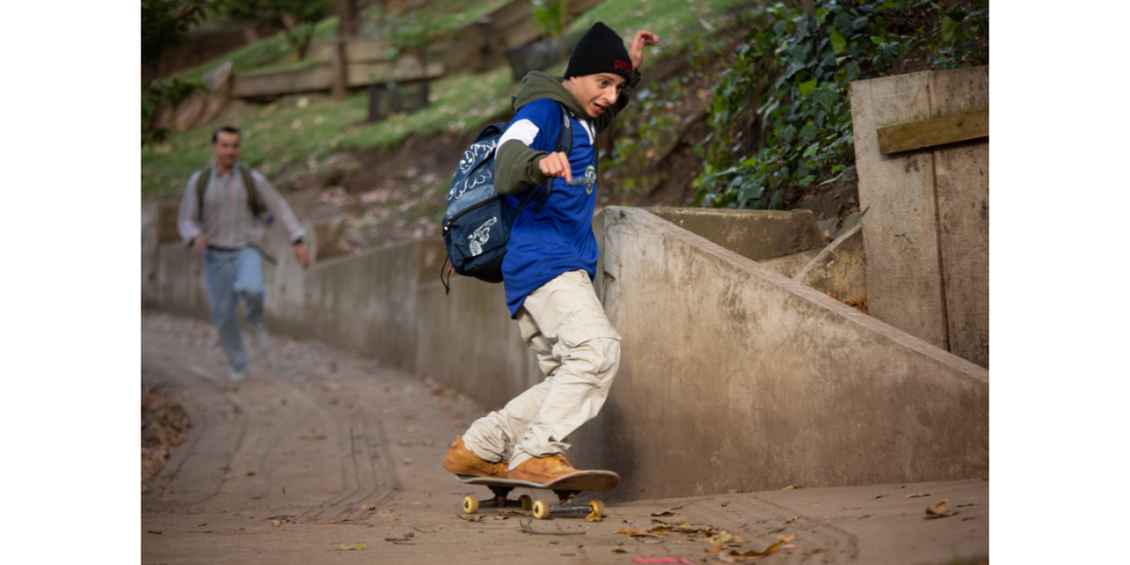 Mateo (Moises Arias) descendo uma rua de skate Otageek