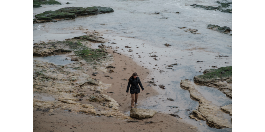 Maud (Morfydd Clark) na praia Otageek