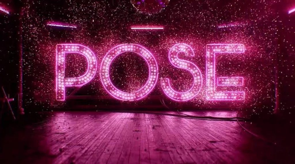 Letreiro escrito "POSE" em luz rosa (logo da série)