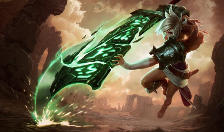 A imagem mostra Riven, campeã de League of Legends Wild Rift, avançando com sua espada estilhaçada. Otageek