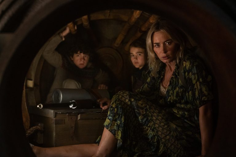 Evelyn com seus dois filhos escondidos dentro de um túnel