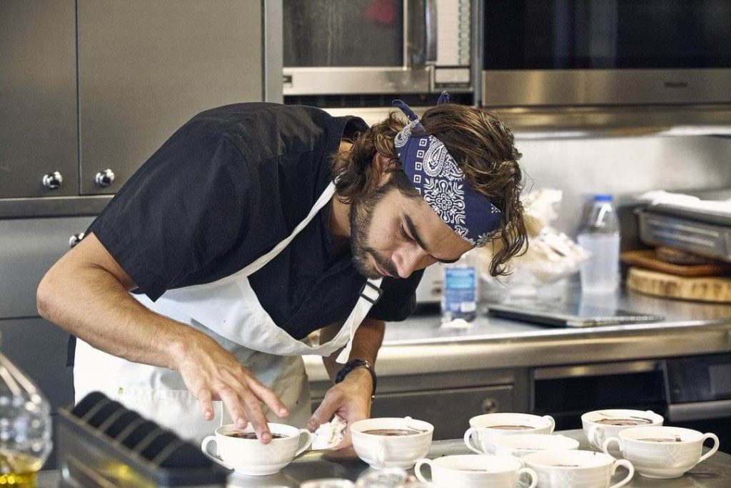 Mostra o novo cozinheiro do Vida a Bordo Mediterrâneo.