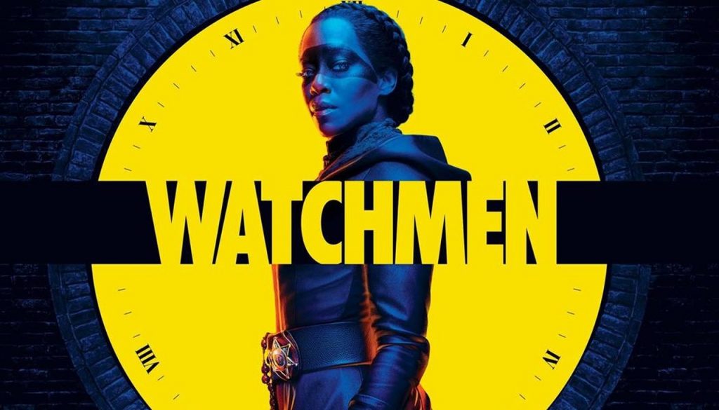 Regina king como Sister Night, com o relógio ao fundo e o logo de Watchmen 