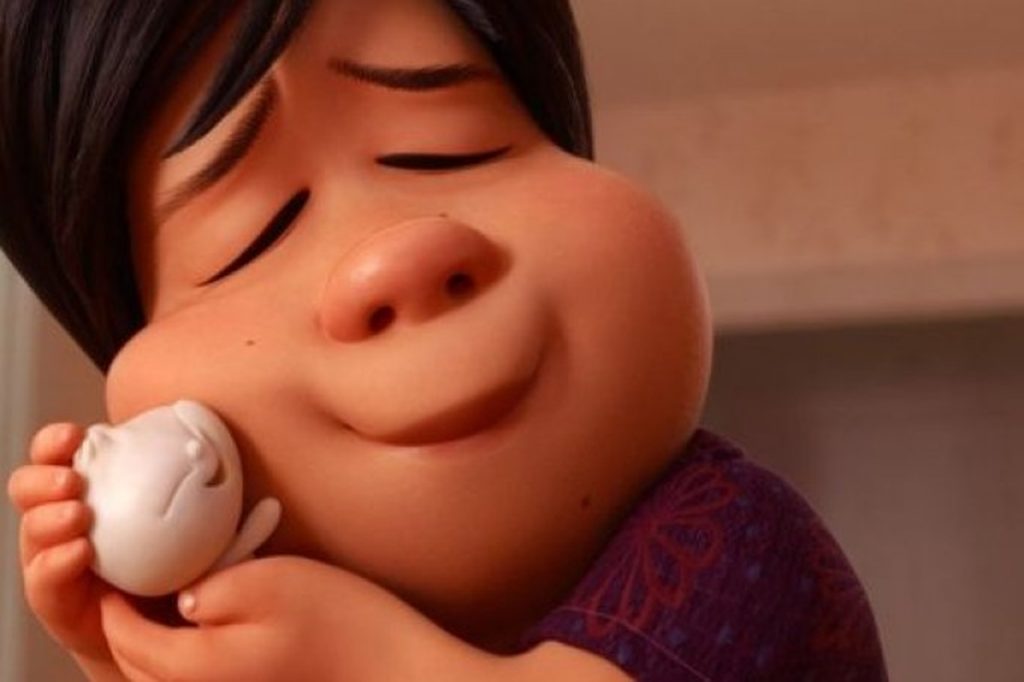 Cena de Bao, da Pixar, onde a personagem principal abraça um bolinho recheado humanizado. - Otageek