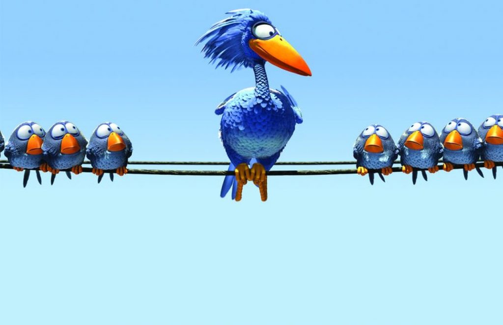 Cena do filme Coisas de Pássaros, da Pixar, onde vários passarinhos azuis e um pássaro maior estão empoleirados em um fio. - Otageek