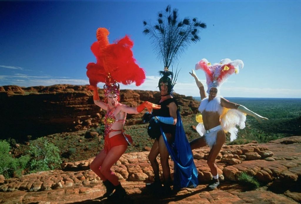 elenco de Priscilla, a Rainha do Deserto posando fantasiadas - Otageek