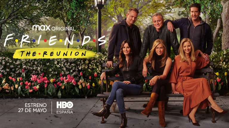 Cartaz de Friends HBOMAX com os atoresMatt Leblanc, Matthew Perry, Jennifer Aniston, Lisa Kudrow, Courtney Cox e David Schwimmer sentados em um banco de praça